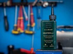Absolute Black AbsoluteBLACK Lubrifiant Chaîne GRAPHENlube - 140ml Toutes Conditions -Vélos Série Boutique absoluteblack lubrifiant chaine graphenlube 140ml toutes conditions 4
