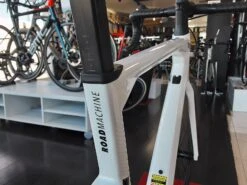 BMC Roadmachine One Ultegra Di2 Disc 12v Vélo De Route 2022 -Vélos Série Boutique bmc roadmachine one ultegra di2 disc 12v velo de route 2022 2