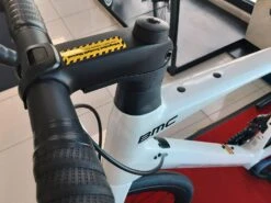 BMC Roadmachine One Ultegra Di2 Disc 12v Vélo De Route 2022 -Vélos Série Boutique bmc roadmachine one ultegra di2 disc 12v velo de route 2022 3