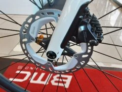 BMC Roadmachine One Ultegra Di2 Disc 12v Vélo De Route 2022 -Vélos Série Boutique bmc roadmachine one ultegra di2 disc 12v velo de route 2022 4