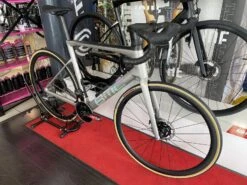 BMC Teammachine SLR01 Four Force AXS Vélo De Course 2023 -Vélos Série Boutique bmc teammachine slr01 four force axs velo de course 2023 2