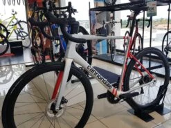 CANNONDALE SuperSix Evo Carbon Ultegra Di2 Mercury Silver / Rally Red 2022 9 CANNONDALE SuperSix Evo Carbon Ultegra Di2 Mercury Silver / Rally Red 2022 -Vélos Série Boutique cannondale supersix evo carbon ultegra di2 mercury silver rally red 2022 2