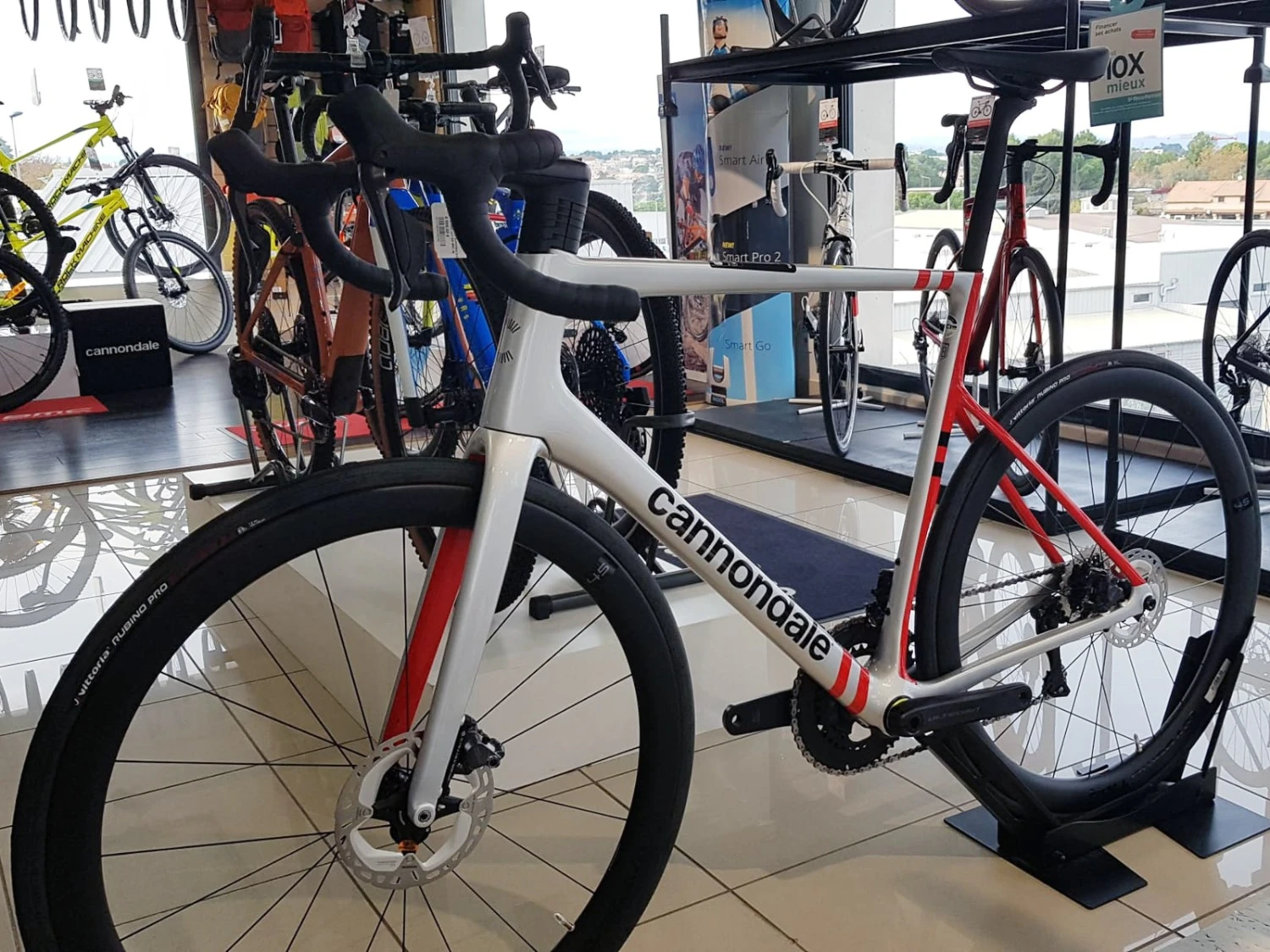 CANNONDALE SuperSix Evo Carbon Ultegra Di2 Mercury Silver / Rally Red 2022 5 CANNONDALE SuperSix Evo Carbon Ultegra Di2 Mercury Silver / Rally Red 2022 – Image 3