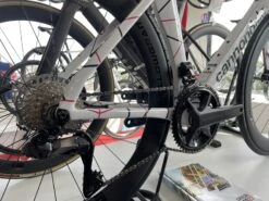 CANNONDALE SystemSix Hi-Mod Carbon Ultegra Di2 Replica Education First 2023 13 CANNONDALE SystemSix Hi-Mod Carbon Ultegra Di2 Replica Education First 2023 -Vélos Série Boutique cannondale systemsix hi mod carbon ultegra di2 replica education first 2023 3