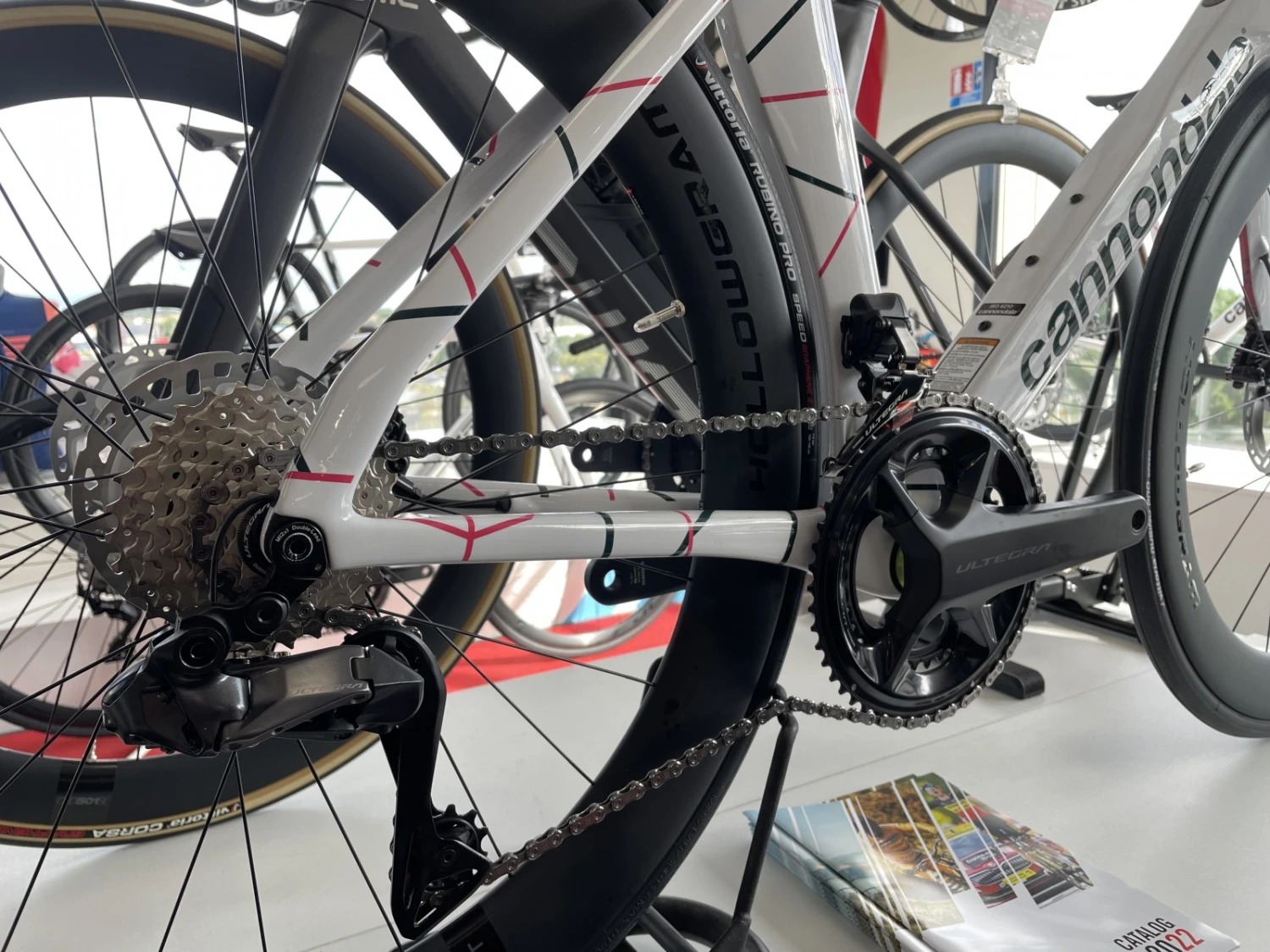 CANNONDALE SystemSix Hi-Mod Carbon Ultegra Di2 Replica Education First 2023 6 CANNONDALE SystemSix Hi-Mod Carbon Ultegra Di2 Replica Education First 2023 – Image 4