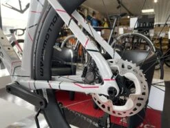 CANNONDALE SystemSix Hi-Mod Carbon Ultegra Di2 Replica Education First 2023 15 CANNONDALE SystemSix Hi-Mod Carbon Ultegra Di2 Replica Education First 2023 -Vélos Série Boutique cannondale systemsix hi mod carbon ultegra di2 replica education first 2023 5