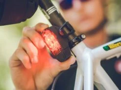 LEZYNE KTV Pro Drive Feu Arrière LED Rouge -Vélos Série Boutique lezyne ktv pro drive feu arriere led rouge 3