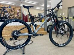 MONDRAKER Foxy VTT All-Mountain Racing Silver-Black 2022 -Vélos Série Boutique mondraker foxy vtt all mountain racing silver black 2022 3