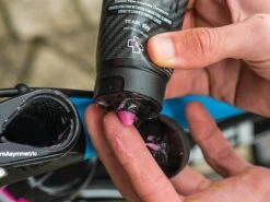 MUC-OFF Carbon Gripper Pâte De Montage Carbone - Tube 75gr -Vélos Série Boutique muc off carbon gripper pate de montage carbone tube 75gr 3