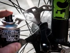 MUC-OFF Disc Brake Cleaner Dégraissant Disque - Aérosol 750ml -Vélos Série Boutique muc off disc brake cleaner degraissant disque aerosol 750ml 6