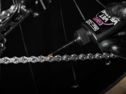 MUC-OFF Lubrifiant Chaîne Céramique EBike Conditions Humides - Burette 50ml -Vélos Série Boutique muc off lubrifiant chaine ceramique ebike conditions humides burette 50ml 2