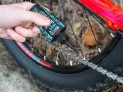 MUC-OFF Lubrifiant Chaîne Conditions Humides - Burette 50ml -Vélos Série Boutique muc off lubrifiant chaine conditions humides burette 50ml 3