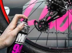 MUC-OFF MO-94 Dégrippant / Lubrifiant - Aérosol 750ml -Vélos Série Boutique muc off mo 94 degrippant lubrifiant aerosol 750ml 2