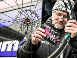 MUC-OFF Préventif Anti-crevaison No Puncture Hassle - Sachet 140ml -Vélos Série Boutique muc off preventif anti crevaison no puncture hassle sachet 140ml 2