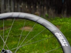 ZIPP 303 Firecrest Boyau Disque Roues Carbone 45mm 2023 13 ZIPP 303 Firecrest Boyau Disque Roues Carbone 45mm 2023 -Vélos Série Boutique zipp 303 firecrest boyau disque roues carbone 40mm 2023 5