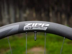 ZIPP 303 Firecrest Disc Roues Carbone 40mm Disque Pneu Tubeless 2023 21 ZIPP 303 Firecrest Disc Roues Carbone 40mm Disque Pneu Tubeless 2023 -Vélos Série Boutique zipp 303 firecrest roues carbone 40mm disques tubeless 2022 7