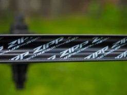 ZIPP 303 Firecrest Disc Roues Carbone 40mm Disque Pneu Tubeless 2023 23 ZIPP 303 Firecrest Disc Roues Carbone 40mm Disque Pneu Tubeless 2023 -Vélos Série Boutique zipp 303 firecrest roues carbone 40mm disques tubeless 2022 9