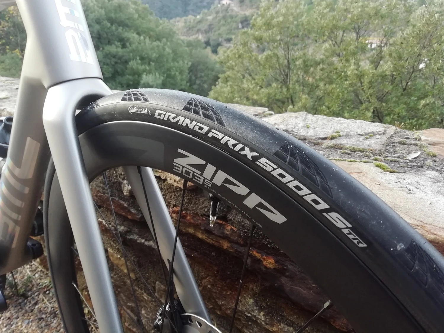 ZIPP 303 S Disc Roues Carbone 45mm Disque Pneu Tubeless 2023 8 ZIPP 303 S Disc Roues Carbone 45mm Disque Pneu Tubeless 2023 – Image 6