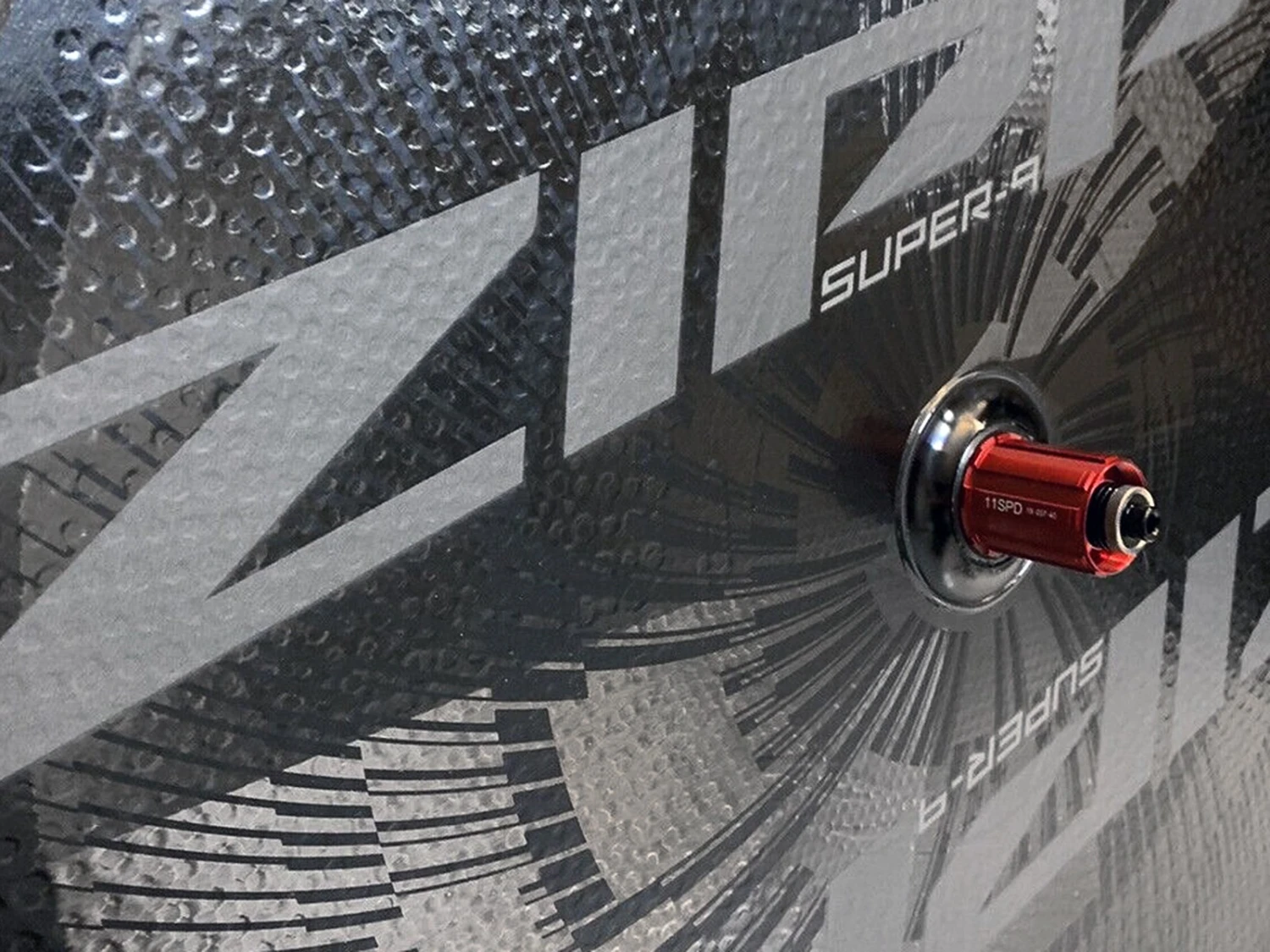 ZIPP Super-9 Roues Carbone Lenticulaire Patin Pneu Tubeless 2023 4 ZIPP Super-9 Roues Carbone Lenticulaire Patin Pneu Tubeless 2023 – Image 2